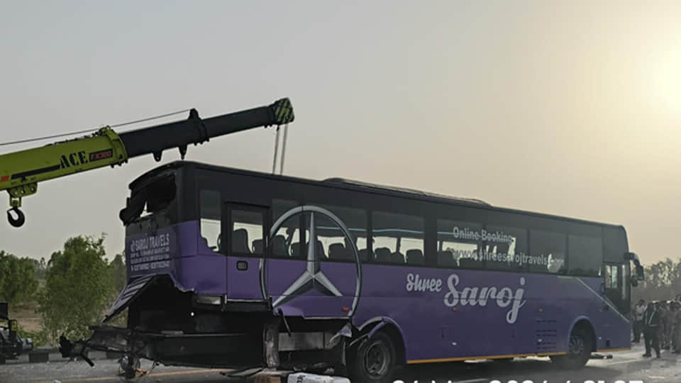Big road accident in Unnao: Accident on Expressway: Seven Dead, 24 Passengers Injured