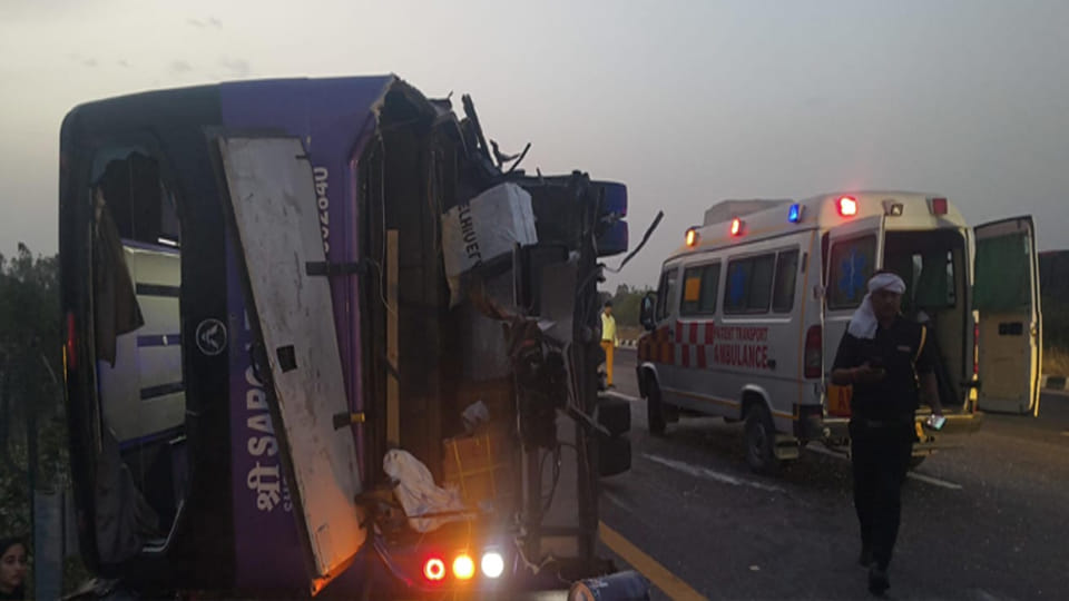 Big road accident in Unnao: Accident on Expressway: Seven Dead, 24 Passengers Injured