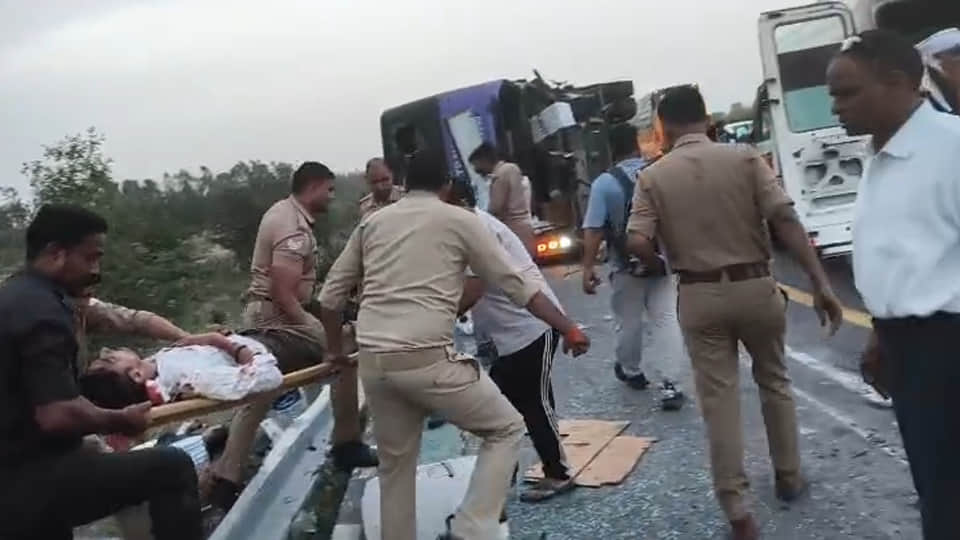 Big road accident in Unnao: Accident on Expressway: Seven Dead, 24 Passengers Injured