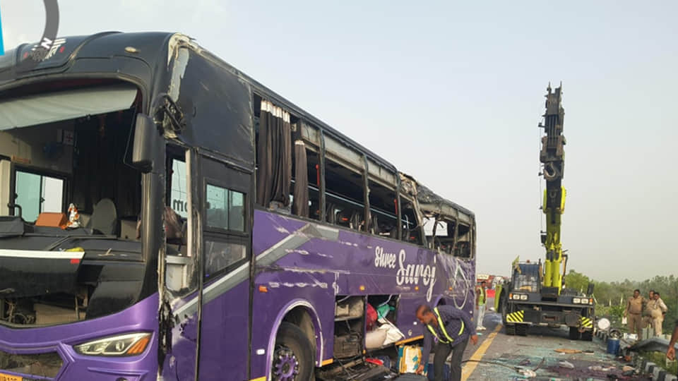 Big road accident in Unnao: Accident on Expressway: Seven Dead, 24 Passengers Injured