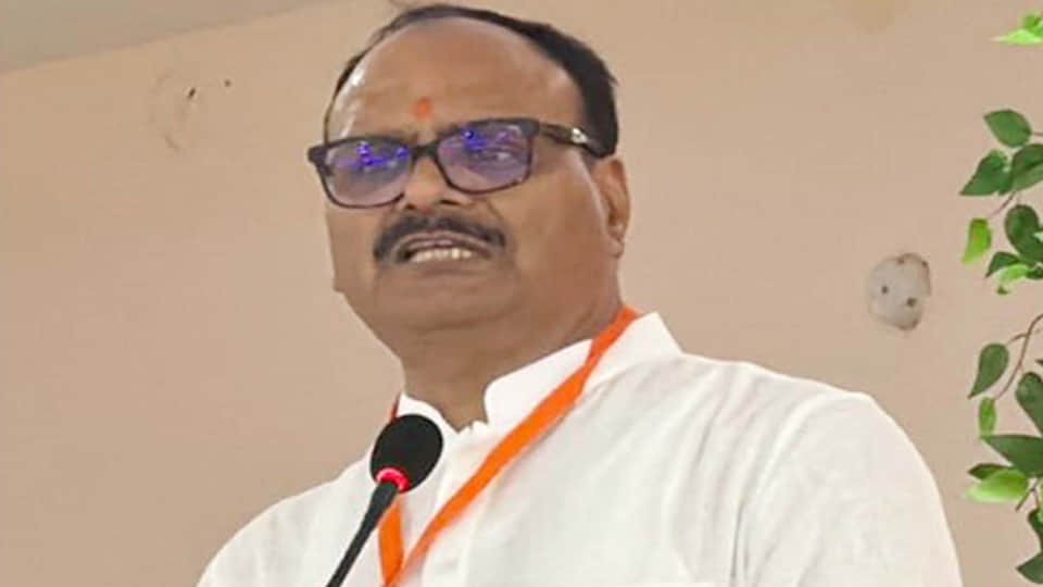 Deputy CM furious upon seeing dampness filth and starch stains on new bedsheets at Hospital in Balrampur