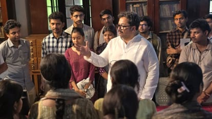 विद्यार्थियों से संवाद करते व्योमेश शुक्ल।