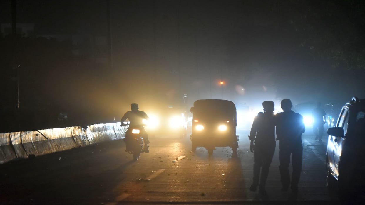 Dust storm sweeps through the night power outage in Bareilly