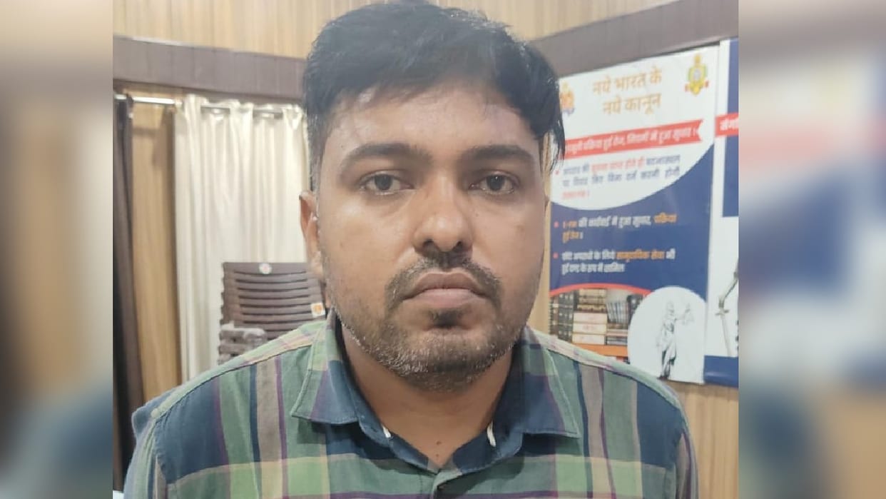 Lekhpal arrested for taking bribe uproar over action of anti-corruption team in Bareilly
