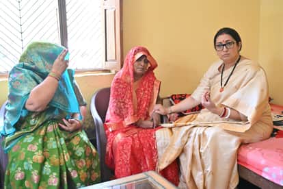 Amethi : After Rahul Gandhi, Smriti Irani arrives in Amethi, welcome and meetings heat up politics