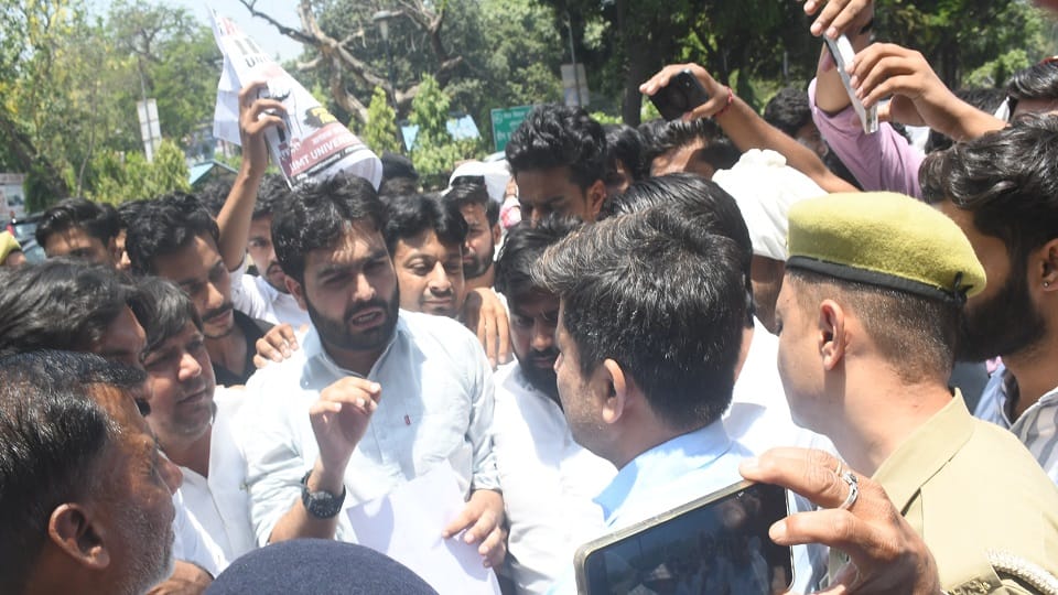 Meerut: FIR against 12 student leaders who staged a protest at the gate of IIMT University