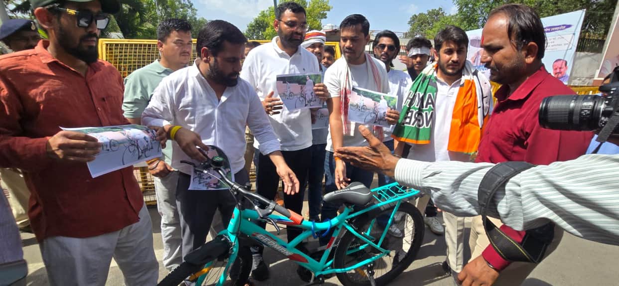 Youth Congress Arrives at Shivraj's Bungalow on Bicycles: "Why Are Those Who Rode Bicycles When Petrol Was ₹65