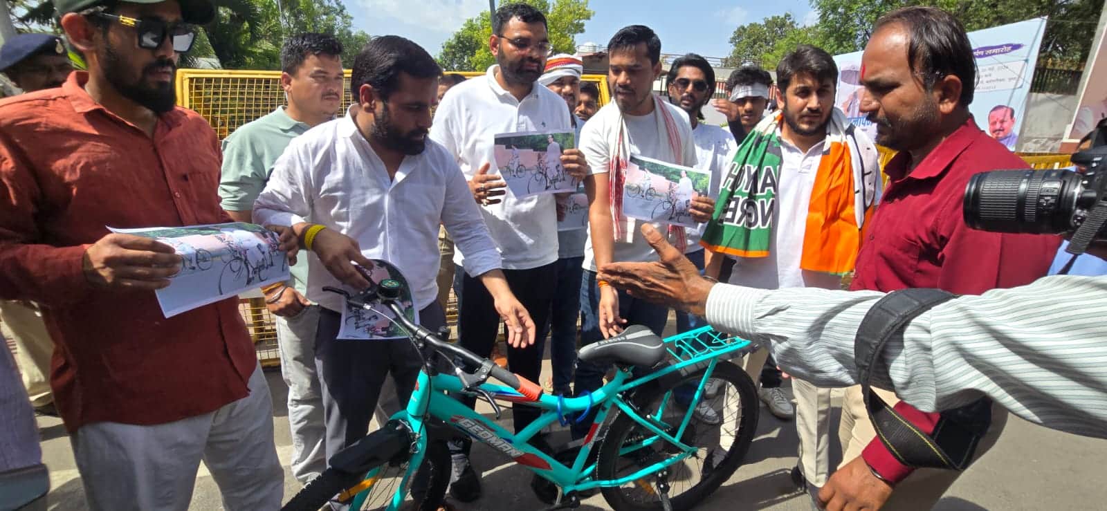 साइकिल भेंट करने शिवराज सिंह केआवास पहुंची युवा कांग्रेस