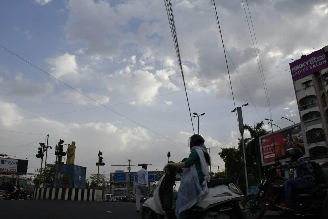 MP Weather Today: Madhya Pradesh swelters during 'Nautapa'; mercury crosses 44°C in 16 cities, with rain and t
