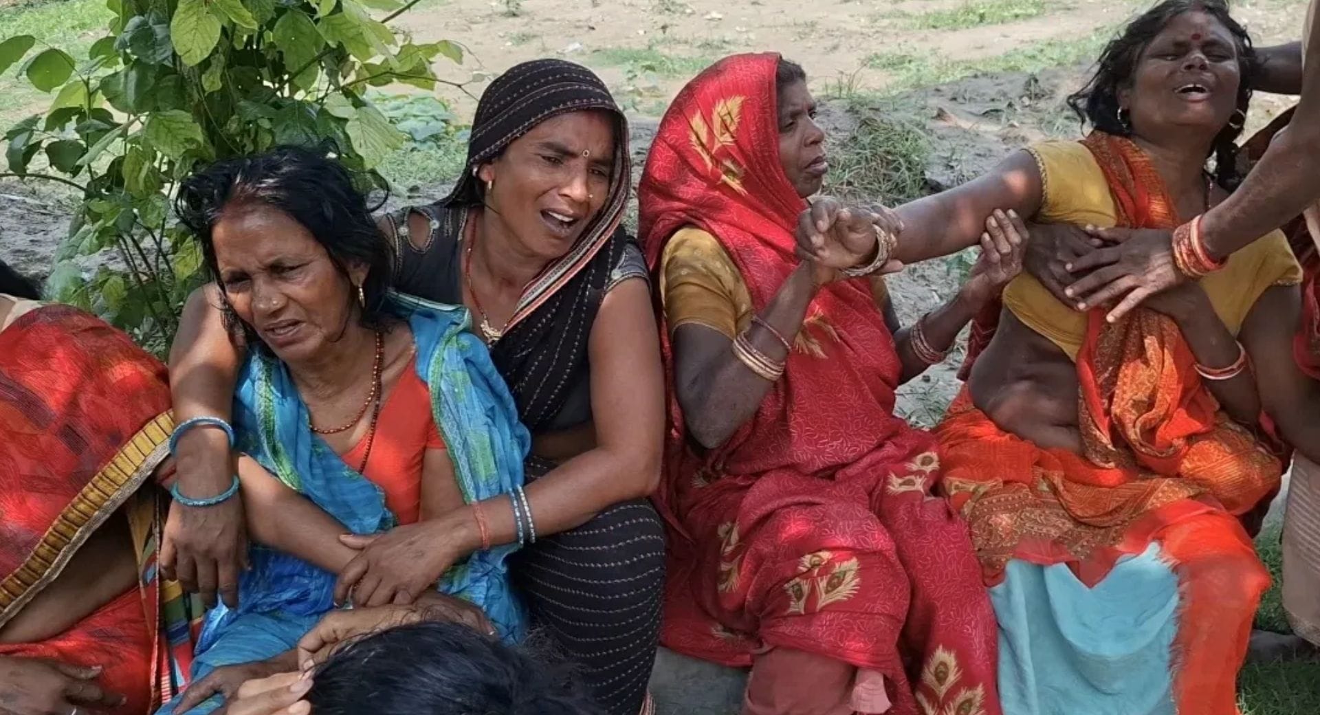 रोते बिलखते हुए परिजन