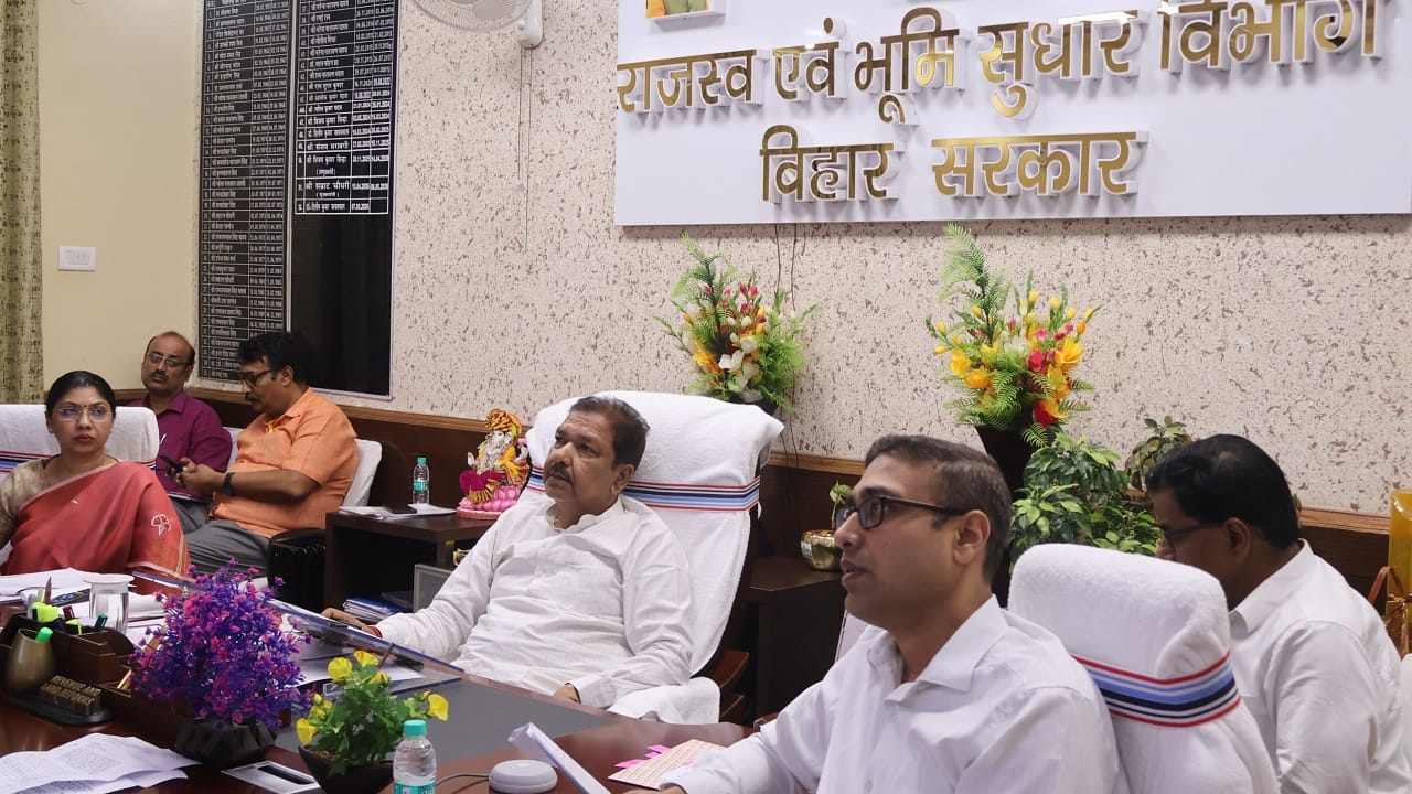 राजस्व एवं भूमि सुधार विभाग की समीक्षा बैठक करते मंत्री दिलीप जायसवाल।