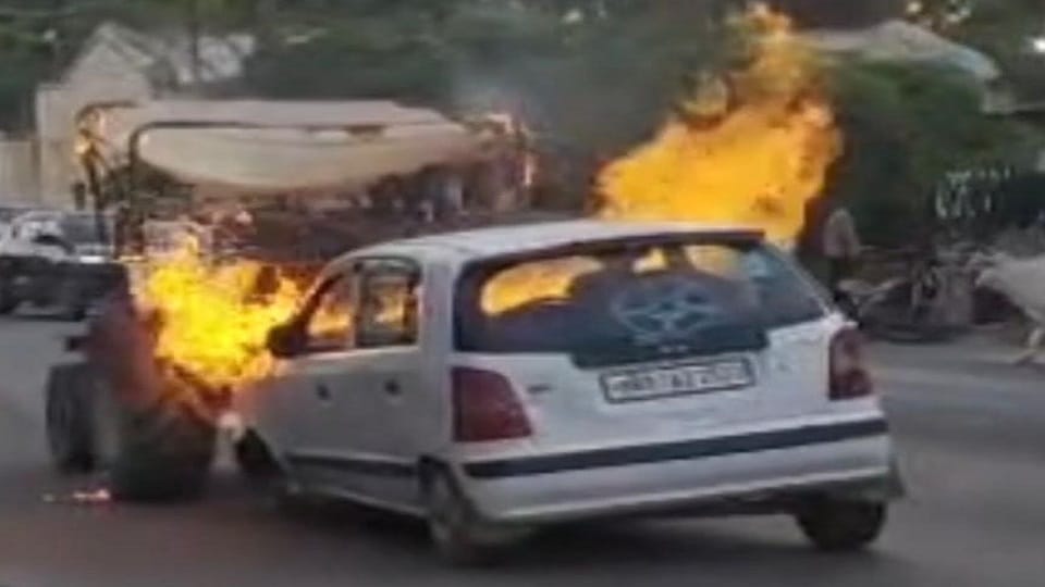 A moving car caught fire in Sasni