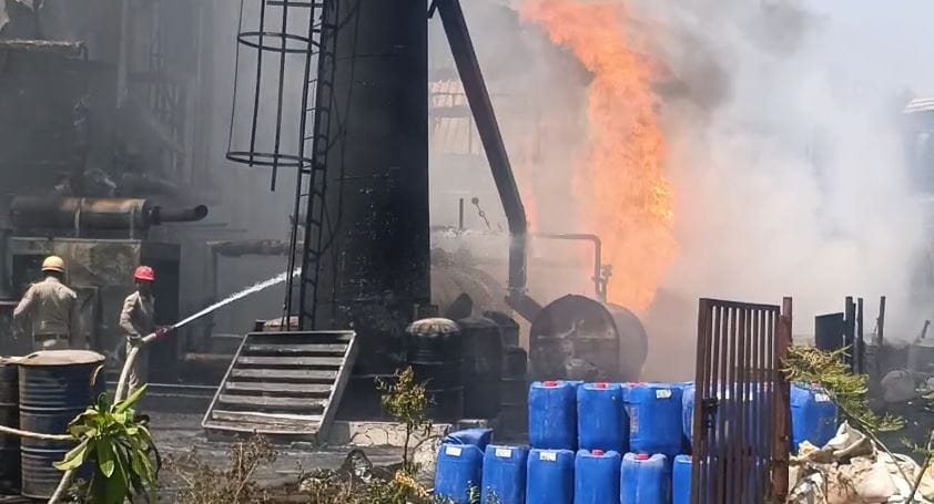 Massive Fire Breaks Out at Tarcoal Plant on NH-19 in Chhata, Chemical Fire Engines Called from Mathura