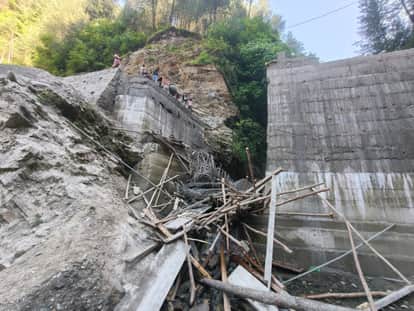construction bridge collapses in Bhalessa, Doda female laborer killed