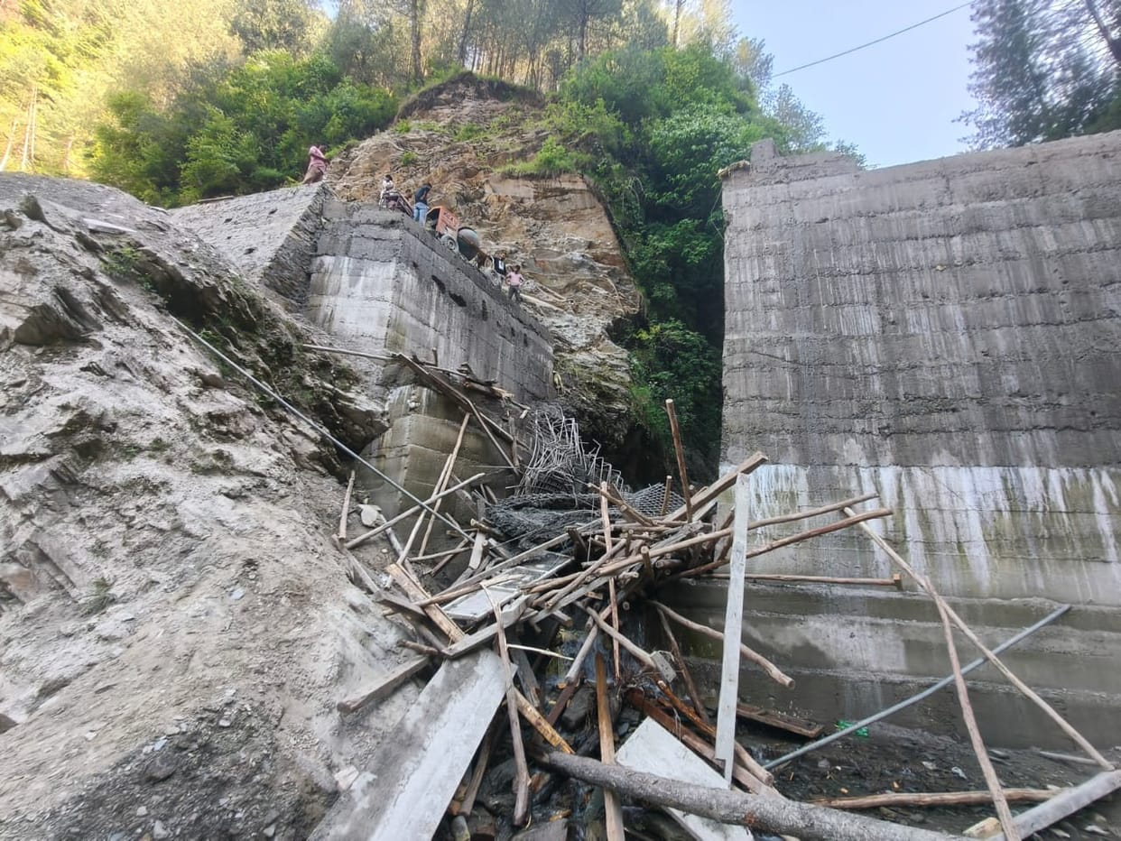 construction bridge collapses in Bhalessa, Doda female laborer killed
