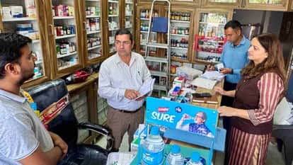 Raids on Several Medical Stores in Dehradun Many Shopkeepers Flee After Downing Shutters