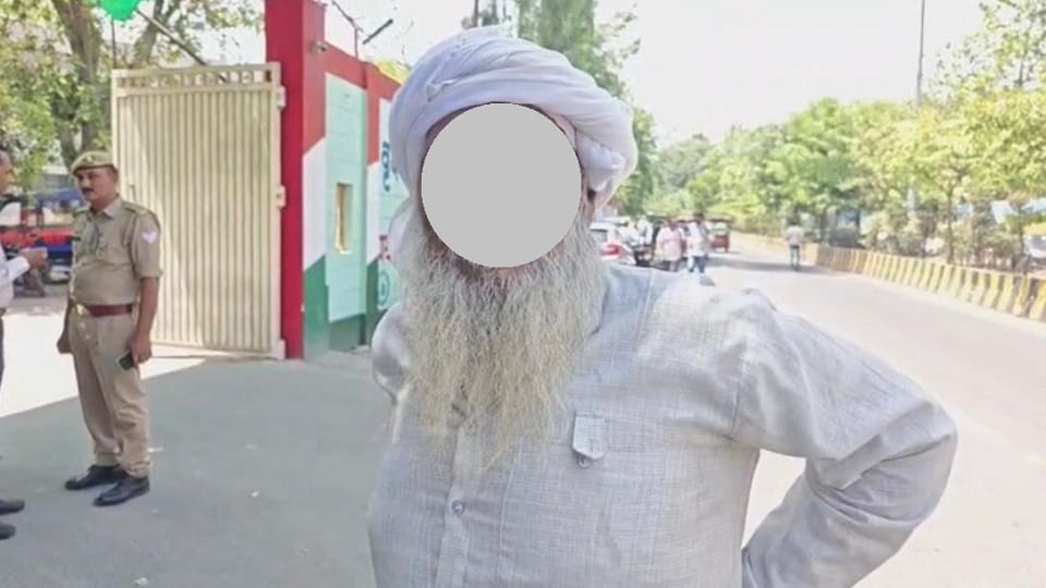Meerut: 70 year old man had trouble breathing, hospital told him he had AIDS, cheated him of Rs 2 lakh