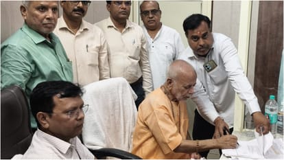 दान पत्र अभिलेख पर हस्ताक्षर करते स्वामी चिन्मयानंद