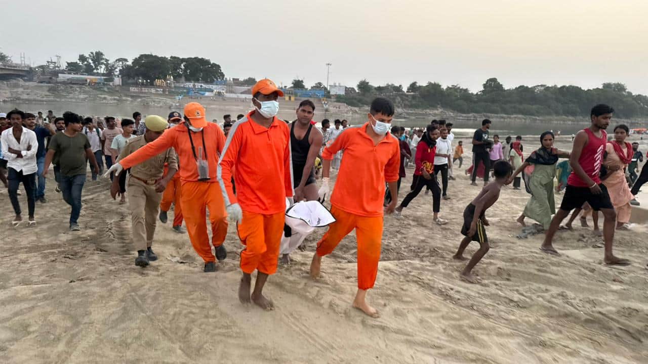 3 Childhood Friends Drown In Rapti River, Died Trying To Save Each Other In Turkmanpur news in hindi