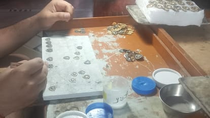 बंद कमरों में होता है स्वर्णकारी का काम।