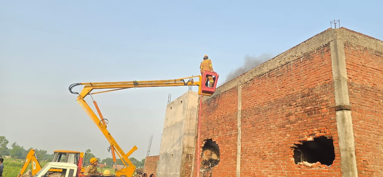 Gonda: Massive fire in scrap warehouse, goods worth lakhs including pickup and mini DCM burnt to ashes