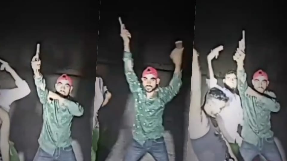हाथ में तमंचा लेकर बनाई रील