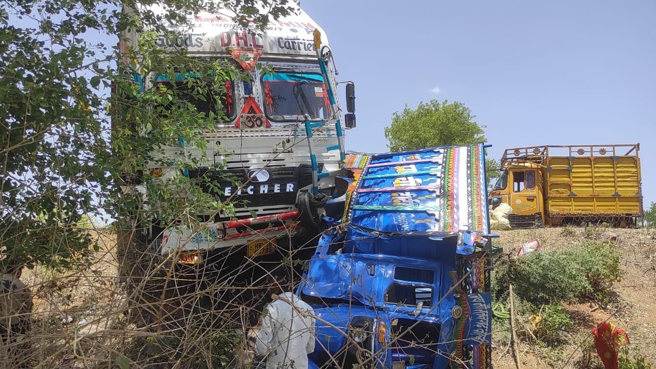 हादसे के बाद सड़क किनारे पड़े क्षतिग्रस्त वाहन।