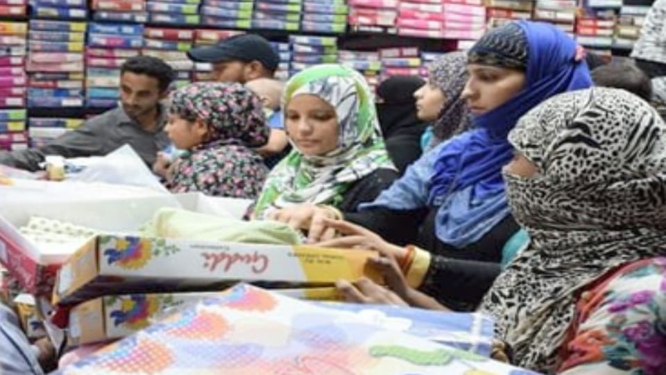Markets Buzz Ahead of Bakrid, Heavy Rush Till Late Night, Demand for Traditional Wear and Perfumes Rises