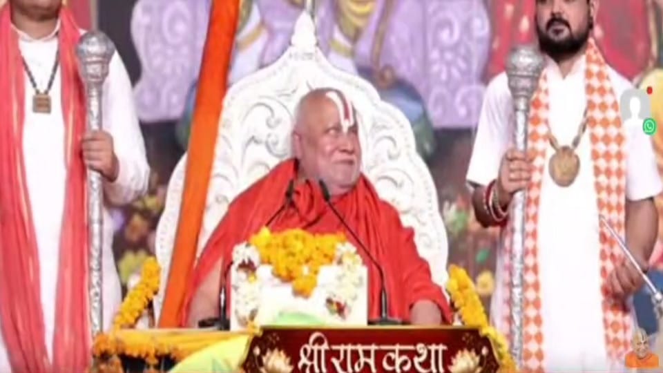 Jagadguru Rambhadracharya hits back at Charandas Mahant statement issues an open challenge in Manendragarh
