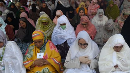 Namaz offered in Jammu and Kashmir on Eid-ul-Adha; thousands offer prayers.