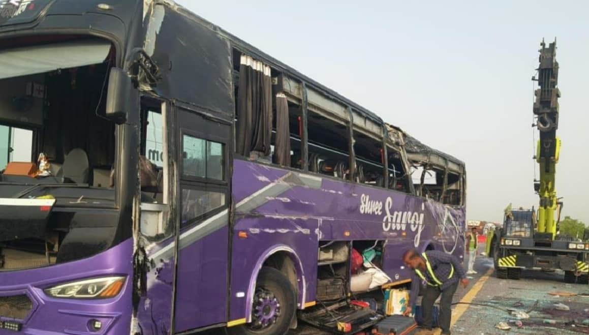 Sleeper Bus Overturns After Hitting Divider Seven Passengers Including Sub-Inspector Dead in unnao