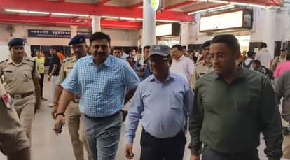 Kanpur General Manager Inspects Central and Govindpuri Stations Train Maintenance  Done Using New Technology