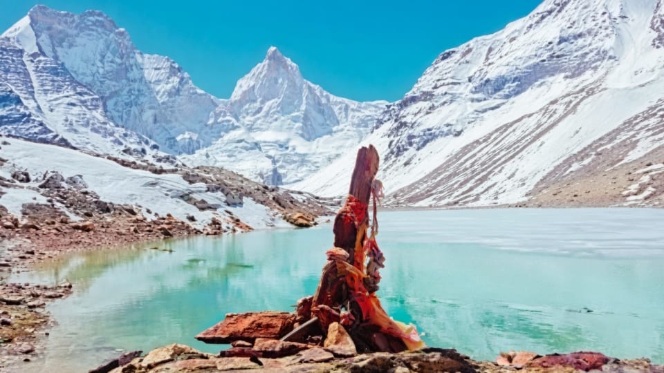 बर्फ से जमी केदारताल की झील