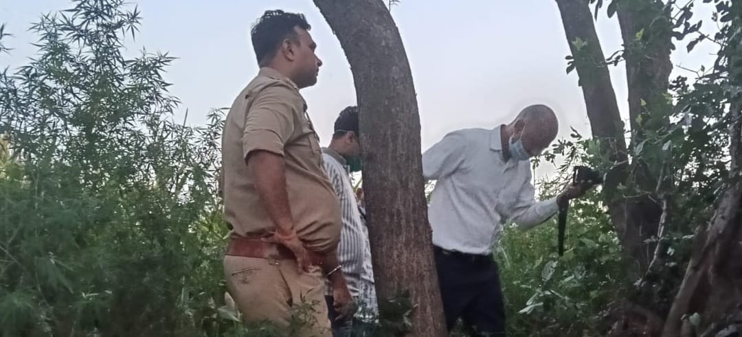 मौके पर जांच करती पुलिस