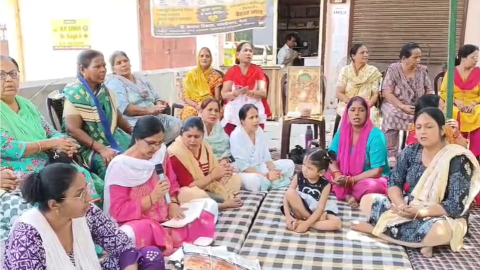 Meerut Central Market Protest Women Begin Sundarkand Recitation, Issue 7-Day Ultimatum UP News in Hindi