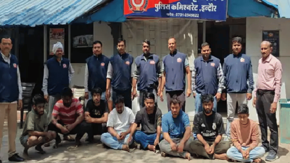 पुलिस की गिरफ्त में आरोपी।