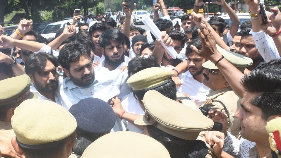 Meerut: FIR against 12 student leaders who staged a protest at the gate of IIMT University
