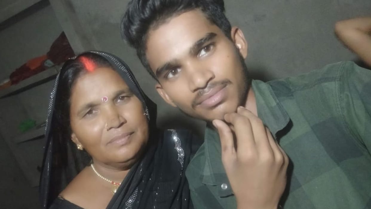save her son mother threw saree into Ganges young man drowned within three minutes joy turns mourning