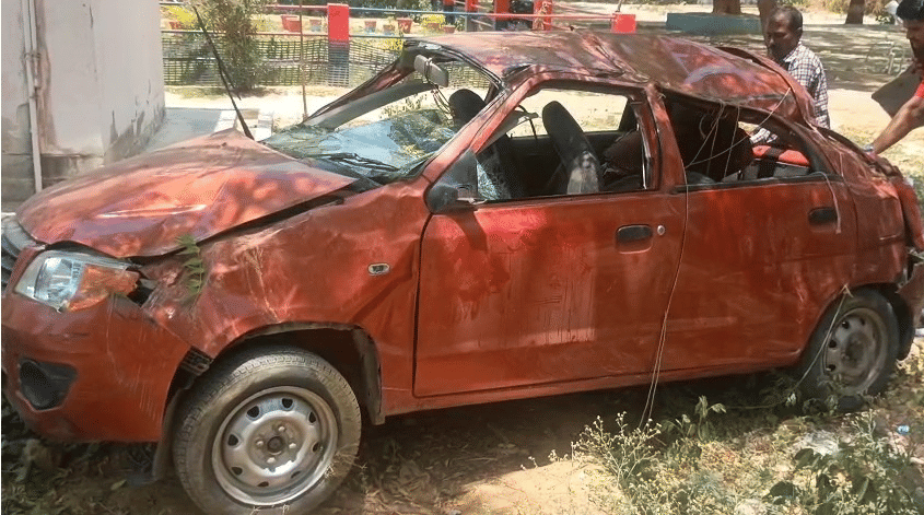 Raebareli: Car overturned after hitting cattle on Ganga Expressway, five seriously injured