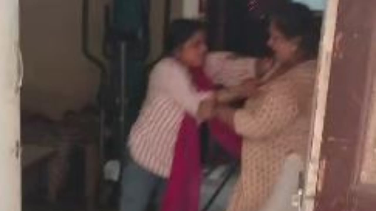 बहू ने सास को पीटा