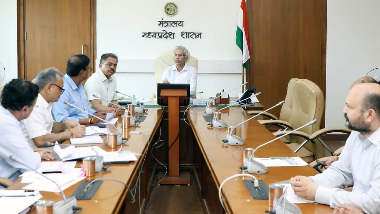 Chief Secretary's strong message: Every district should become economically self-reliant, mafias should show f