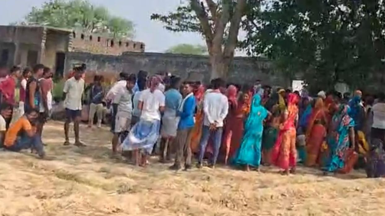 Ghazipur dead Body Found in Abandoned School Locals Arrived After Noticing Foul Odor Family Alleges Murder