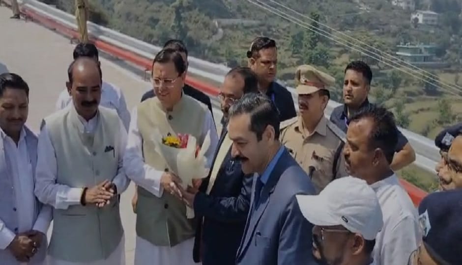 अल्मोड़ा पहुंचे सीएम धामी का स्वागत करते केंद्रीय राज्य मंत्री अजय टम्टा और अन्य अधिकारी।