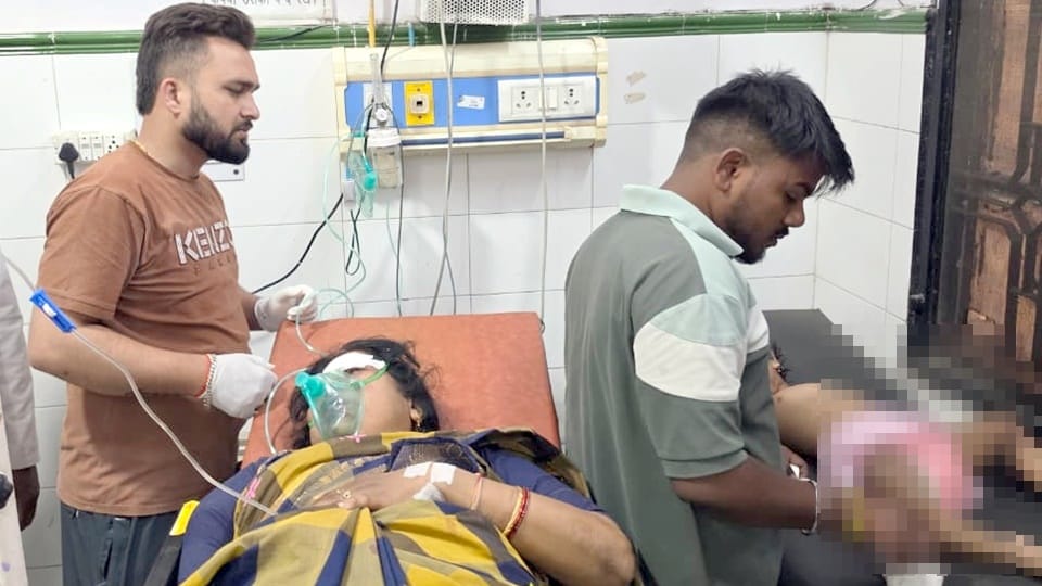 Car Enters Wrong Lane on Ganga Expressway Collides with Mercedes Doctor and Daughter Die in sambhal