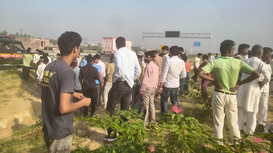 Car Enters Wrong Lane on Ganga Expressway Collides with Mercedes Doctor and Daughter Die in sambhal
