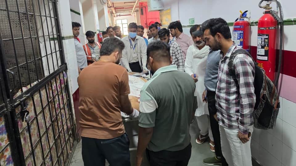 Car Enters Wrong Lane on Ganga Expressway Collides with Mercedes Doctor and Daughter Die in sambhal