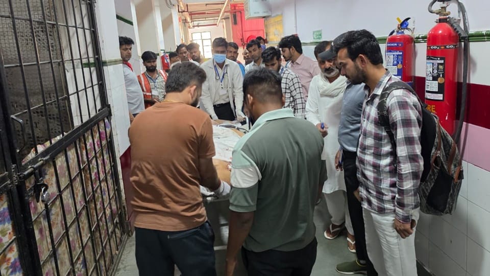 Car Enters Wrong Lane on Ganga Expressway Collides with Mercedes Doctor and Daughter Die in sambhal