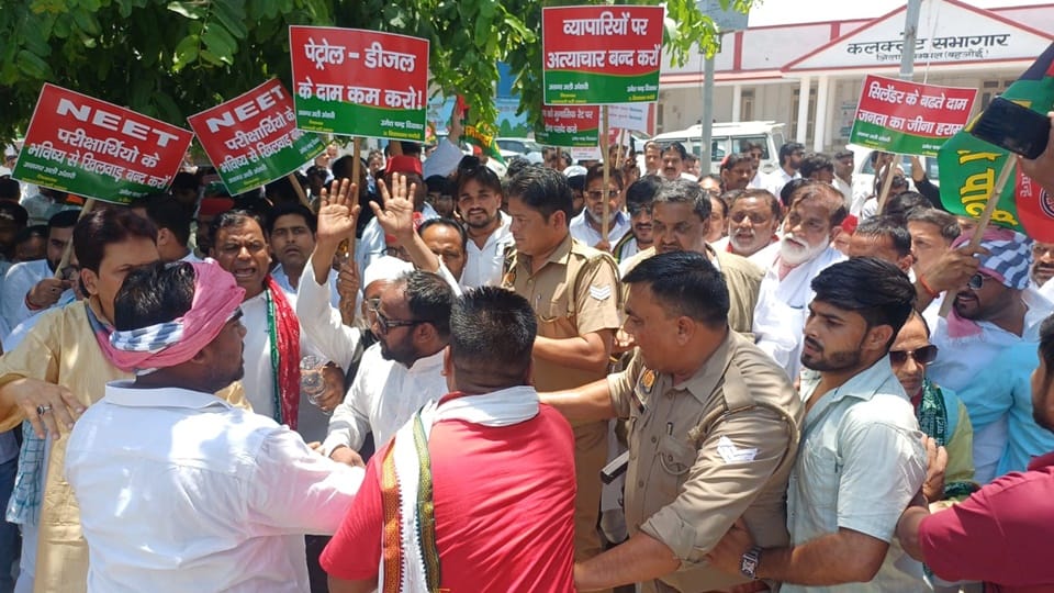 Sambhal: SP Workers Protest Against NEET Paper Leak and Rising Prices; Scuffle with Police