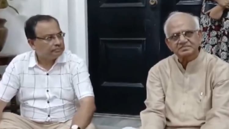 बंगाल में फिर धरने की राजनीति: विधानसभा अध्यक्ष नहीं मिले तो गेट के बाहर बैठे TMC नेता, लगाया अनदेखी का आरोप