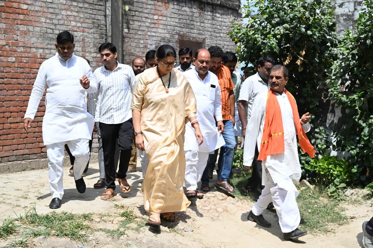 Amethi : After Rahul Gandhi, Smriti Irani arrives in Amethi, welcome and meetings heat up politics